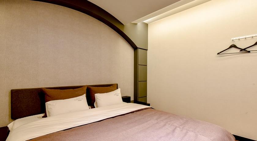 French Code Hotel Changwon Exterior photo