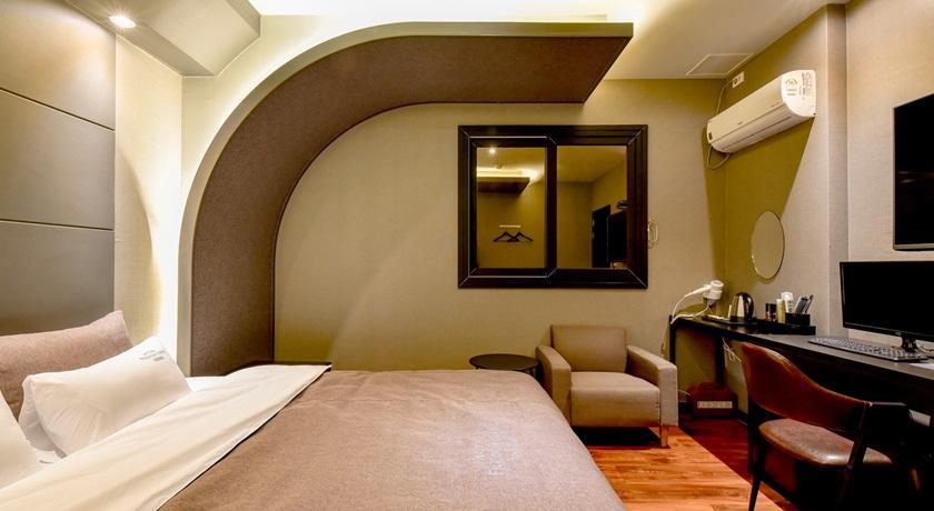 French Code Hotel Changwon Exterior photo
