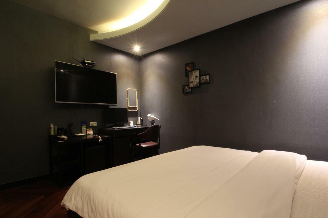 French Code Hotel Changwon Exterior photo